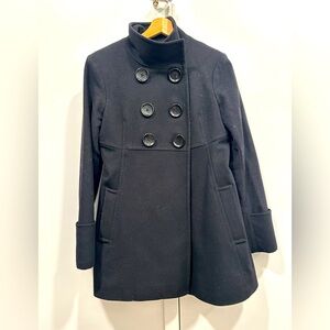 Michael Kors double breasted women’s peacoat in black size 4 fits a size small.